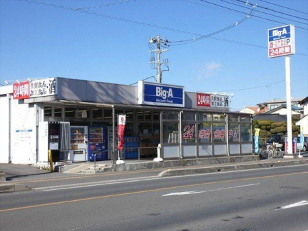 周辺環境 ビッグ・エー 新宿店 徒歩24分。駐車場が広く、車での来店も可能です。生活用品など様々な商品が揃っています。 1920m
