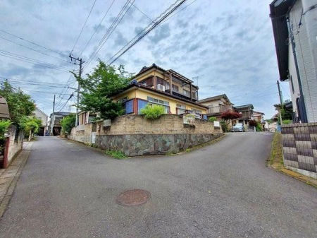 現地外観写真 前面道路の様子