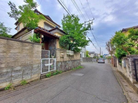 現地外観写真 前面道路の様子