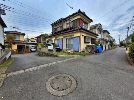 現地外観写真 前面道路の様子
