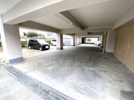 駐車場 -