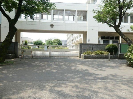 周辺環境 東村山市立東村山第一中学校 徒歩12分。【通学　区】萩山町三丁目（一部） 栄町二丁目（一部）、三丁目6から33 富士見町一丁目、二丁目、三丁目(一部)、五丁目 960m