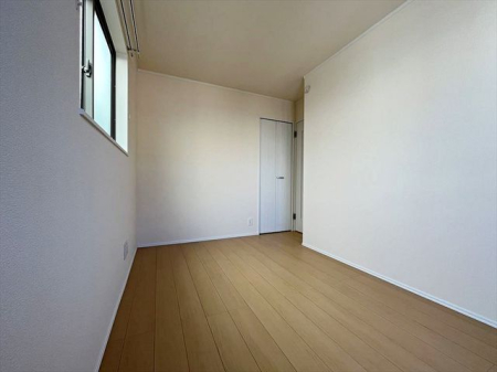 子供部屋 子供部屋にお勧めのバルコニーに面した洋室