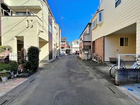 現地外観写真 北西側前面道路の様子