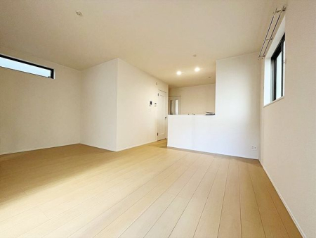 リビング 家族団らんの時を過ごすＬＤＫの様子。家族が自然と集まりたくなるような、ゆったりとくつろげる空間です。明るい陽射しが差しこむ癒しの空間。