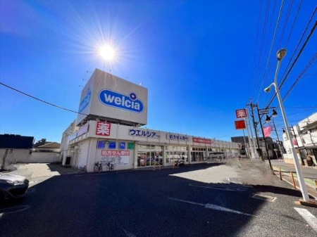 周辺環境 ウエルシア富士見鶴瀬東店 徒歩10分。営業時間9：00～0：00 790m