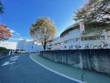 周辺環境 富士見市立富士見台中学校 徒歩27分。鶴瀬東1-2、鶴瀬西2-3、上沢3、鶴馬1、諏訪2、大字鶴馬の一部区域 2150m