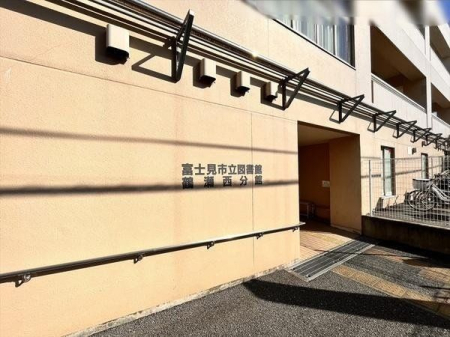 周辺環境 市立図書館鶴瀬西分館 徒歩4分。営業時間9：00から19：00　月曜日定休 270m