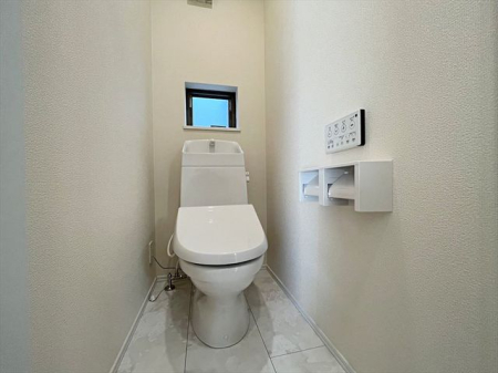 トイレ シンプルな内装のスッキリとしたトイレです。お手入れやお掃除が、簡単にできるシンプルなデザインのトイレです。