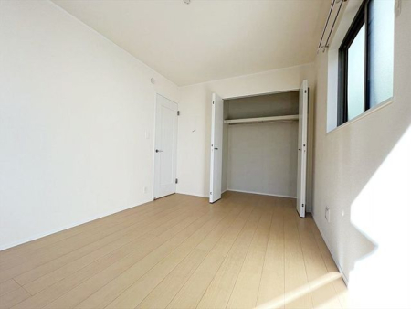 寝室 南向きのバルコニーに面した寝室にお勧めの洋室
