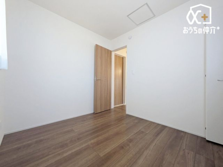 子供部屋 シンプルな洋室は、お子さまの成長に合わせてレイアウトを自由に変えられ、家族とともに楽しい思い出を育んでいく空間になります。