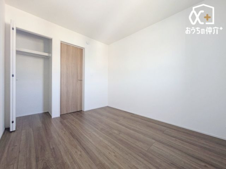 その他内観 明るい日差しが差し込む洋室は、リラックスできる快適空間。家族みんなが心地よく過ごせます。