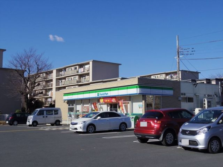 周辺環境 ファミリーマート所沢ニュータウン店 徒歩6分。24時間営業なので、急なお買い物にも便利です。飲食物や軽い日用品を販売しております。駐車場；有 460m