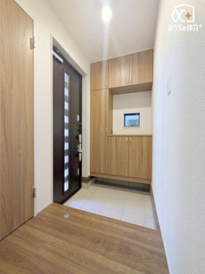 玄関 家族を温かく迎え入れる大切な空間。毎日帰ってくるたびにホッとできるようなあたたかみのある玄関です。