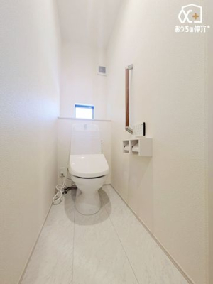 トイレ 無駄のないデザインが魅力のシンプルなトイレは、清潔感と使いやすさを両立。