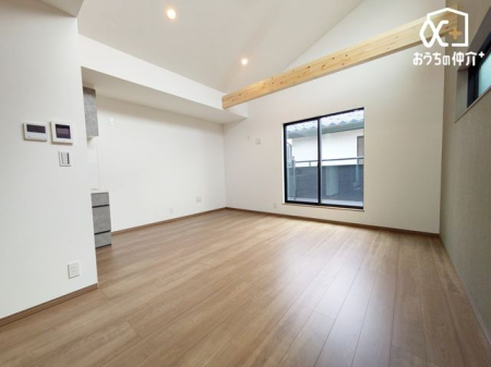 リビング ～House Layout～リビングは外部と目線の合わない2階にあります。プライバシーを尊重しつつ、明るい陽射しがさし込みますね。