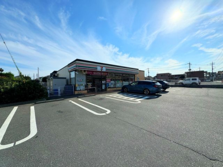 周辺環境 セブン-イレブン 所沢狭山ヶ丘２丁目店 徒歩5分。24時間営業なので、急なお買い物にも便利です。飲食物や軽い日用品を販売しております。駐車場；有（大型トラック可 340m