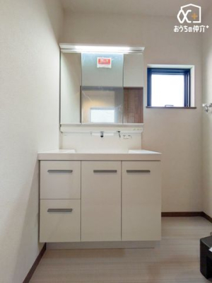 洗面台・洗面所 ～Wash room～朝の慌ただしい時間帯でも余裕を持って支度できる広いパウダールーム。もちろん収納も豊富なので見た目もスッキリと整理整頓できます。