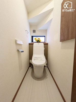 トイレ シンプルな内装のスッキリとしたトイレです。お手入れやお掃除が、簡単にできるシンプルなデザインのトイレです。