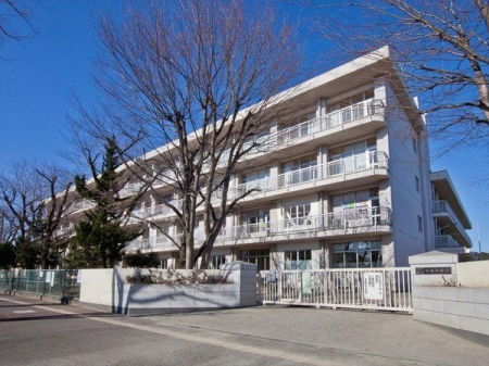 周辺環境 所沢市立中央中学校 徒歩16分。西武新宿線「航空公園駅」近くの広々とした敷地がある中学校でございます。周辺からの評判も良いです！ 1260m