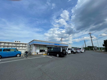 周辺環境 ローソン　所沢下新井店 徒歩9分。24時間営業なので、急なお買い物にも便利です。飲食物や軽い日用品を販売しております。駐車場；有 690m
