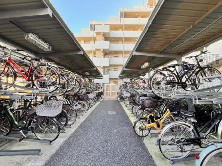 その他 屋根付き駐輪場。