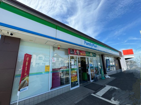 周辺環境 ファミリーマート所沢小手指南店 徒歩3分。24時間営業なので、急なお買い物にも便利です。飲食物や軽い日用品を販売しております。駐車場；有 240m