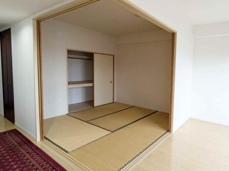 その他内観 リビング横にある5.0帖和室の様子