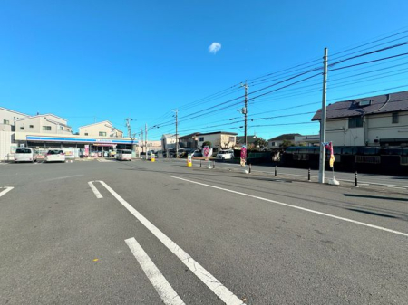 周辺環境 ローソン小手指元町店 徒歩4分。24時間営業なので、急なお買い物にも便利です。飲食物や軽い日用品を販売しております。駐車場；有 290m