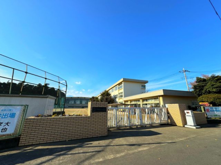 周辺環境 所沢市立小手指中学校 徒歩10分。西武池袋線「小手指駅」近くの広々とした敷地がある中学校でございます。周辺からの評判も良いです！ 780m