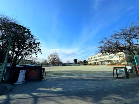 周辺環境 所沢市立小手指小学校 徒歩7分。敷地も広く、お子様が伸び伸びと過ごす事が出来ます！ 530m