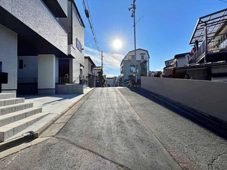 現地外観写真 北西側4.9ｍ道路の様子。