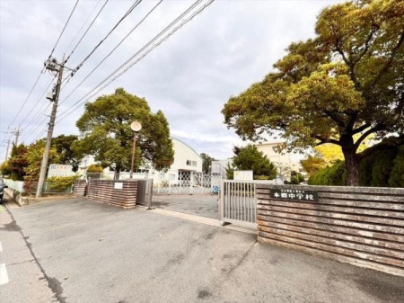 周辺環境 富士見市立本郷中学校 徒歩17分。 1350m