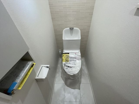 トイレ 便利な収納スペース付きトイレで、清掃用具や日用品もすっきり整理。快適で清潔感あふれる空間が保てます。