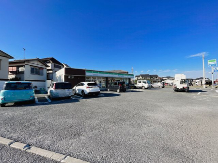 周辺環境 ファミリーマート富士見羽沢三丁目 徒歩5分。24時間営業のコンビニエンスストア。 390m