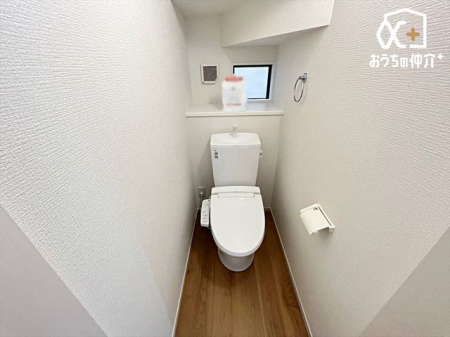 トイレ シンプルな内装のスッキリとしたトイレです。お手入れやお掃除が、簡単にできるシンプルなデザインのトイレです。