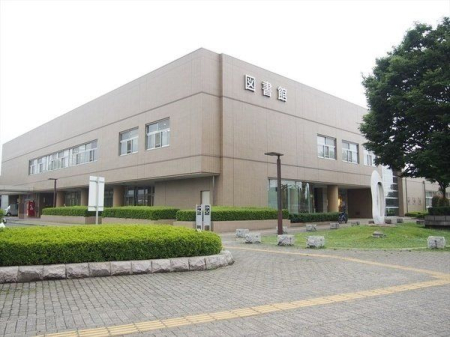周辺環境 富士見市立中央図書館 徒歩7分。月曜定休　9：00～19：00 490m