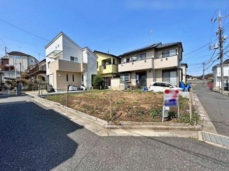 現地土地写真 南東側が道路に面した角地です。