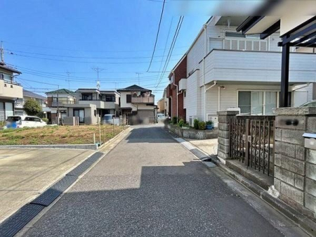 現地土地写真 南側の前面道路の様子