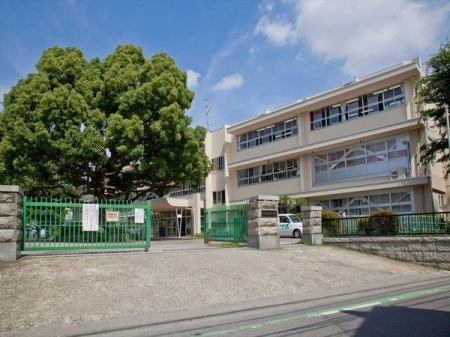 周辺環境 所沢市立清進小学校 徒歩3分。西武新宿線「所沢駅」が最寄りの小学校でございます。ご近所の評判も良いです！ 180m