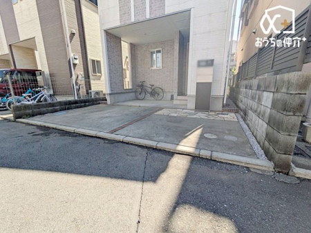  カースペース付きの戸建は、家族の車や来客用のスペースとしても活躍し、生活がさらに快適になります。