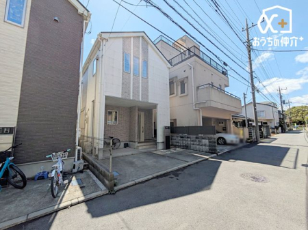 現地外観写真 戸建て住宅ならではの静かでプライベートな空間は、心地よい暮らしを求める方に最適。ペットとのびのび暮らせるのも魅力です。