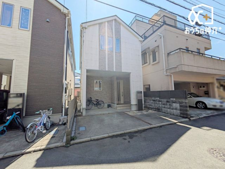 現地外観写真 戸建ならではの開放感と静かな住環境で、ゆとりある生活を実現！上下階の音を気にすることもなくゆったりお過ごしいただけます。