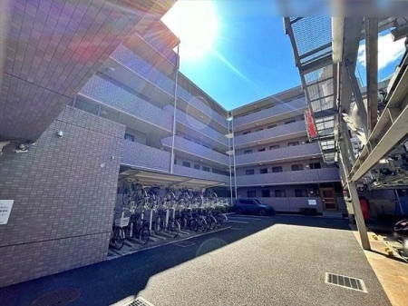 その他 小学校まで徒歩10分。