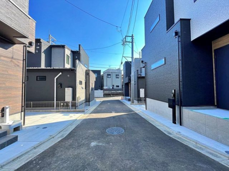 現地外観写真 車通りの少ない落ち着いた環境。お車の出し入れも落ち着いてできる、ゆったりとした環境です。現地にて是非環境をお確かめください。