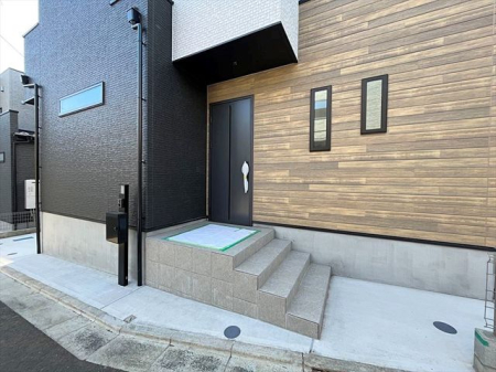 玄関 外から見た玄関周りの様子。住人以外の人通りの少ない落ち着いた住宅街です。小さいお子様がいるご家庭でも安心です。