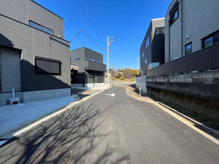 現地外観写真 閑静な住宅地で子育て家族にピッタリ。毎日のお散歩も快適な緑に恵まれたエリアで、自然に包まれた穏やかな暮らしを実現するための、ゆとりある住環境が整っています。