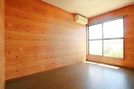 子供部屋 素敵な板壁の6帖の洋室