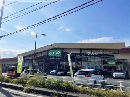 周辺環境 コープみらい新所沢店 徒歩9分。品揃え豊富なスーパーマーケットでございます。近隣の方々でいつも賑わっております。駐車場も広いです。 690m