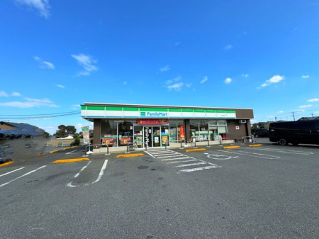 周辺環境 ファミリーマート所沢新町店 徒歩3分。24時間営業なので、急なお買い物にも便利です。飲食物や軽い日用品を販売しております。駐車場；有 210m